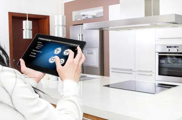 Concezione di cucina intelligente controllata da applicazione tablet. — Foto Stock