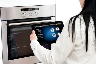 Kadın programı pişirme fırını ayarlar. Akıllı h kullanma anlayışı