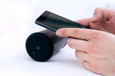 Adam onun smartphone uygulama ile kablosuz ses aygıtı bağlamak için kullanıyor