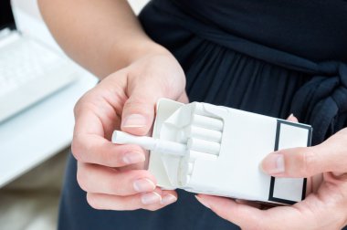 Bir sigara işkadını patlak. İşyerinde Sigara