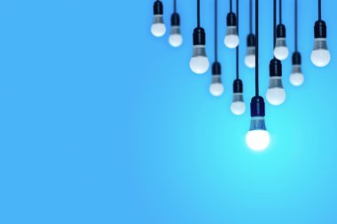 Mavi bir arka plan üzerine ampulleri. Kavramı 