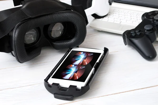 Smartphone tendido en el escritorio y preparado para jugar con googles VR . —  Fotos de Stock