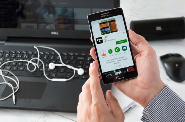 Adam gelgit uygulama Samsung A5 yükler.