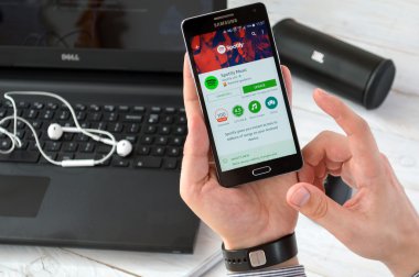 Adam Spotify uygulama yükler