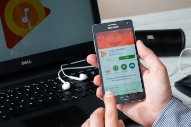   Adam Google müzik oyun yükler