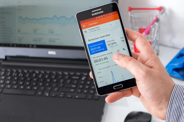 Adam Google Analytics Samsung A5 yükler.