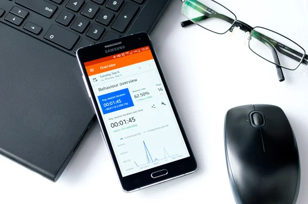 Samsung A5 med Google Analytics application handpåläggning skrivbord. — Stockfoto