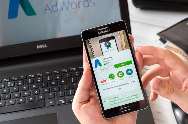 L'homme installe Google Adwords Image En Vente