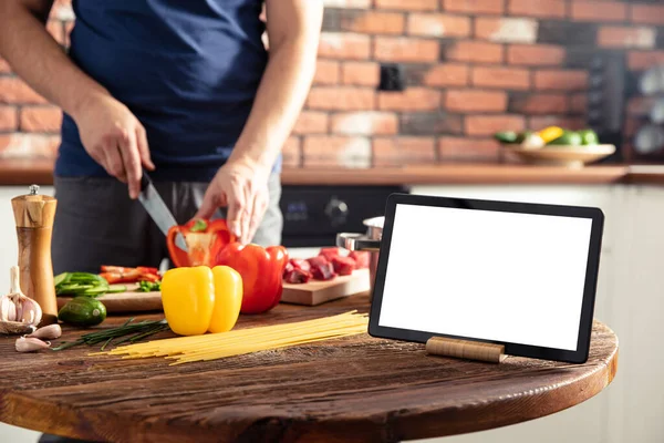 Tafel Keukentafel Man Die Heerlijk Gezond Voedsel Achtergrond Bereidt Tabletscherm — Stockfoto