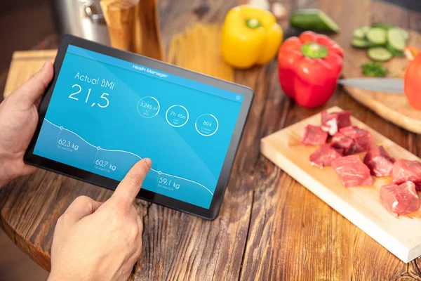Tablet Εφαρμογή Για Δμσ Υπολογίστε Πάνω Από Τραπέζι Κουζίνας Υγιεινά — Φωτογραφία Αρχείου