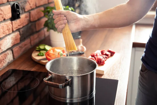 Mano Dell Uomo Getta Spaghetti Acqua Bollente — Foto Stock