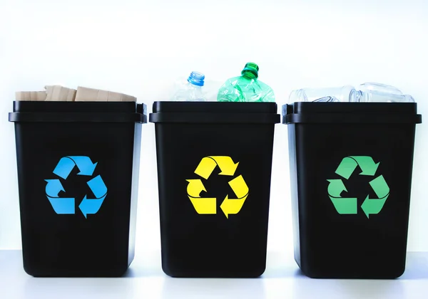 Behållare för återvinning - plast, glas, papper — Stockfoto