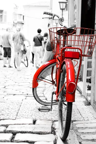 Bicicleta roja estacionada frente al edificio . — Foto de Stock