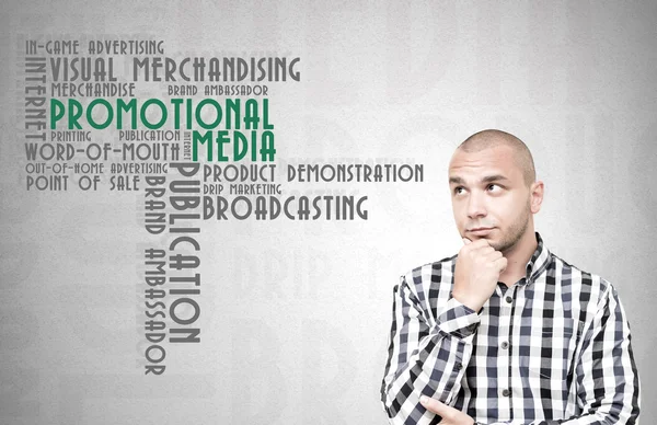 genç adam promosyon yöntemleri hakkında merak ediyor.