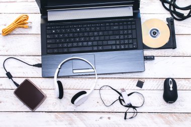 Bilgisayar çevre birimleri ve Laptop aksesuarları. Beyaz kompozisyonu 