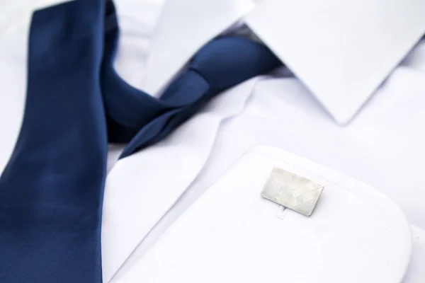 Camisa blanca hombre con corbata azul y gemelos — Foto de Stock