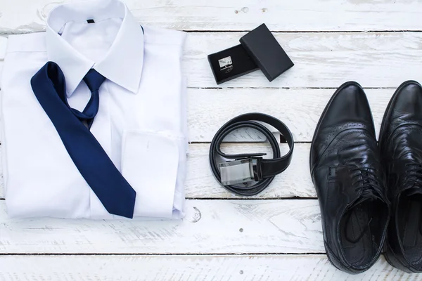 Accessoires de style homme. Composition sur panneau en bois blanc — Photo