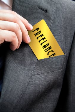 Serbest çalışma kavramı. Adam bir kartvizit Merhaba ortaya çıkarır