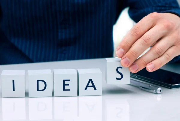 Homme d'affaires organiser de petits blocs avec le mot "Idées " — Photo