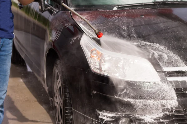 Lavando el coche en el lavacoches —  Fotos de Stock
