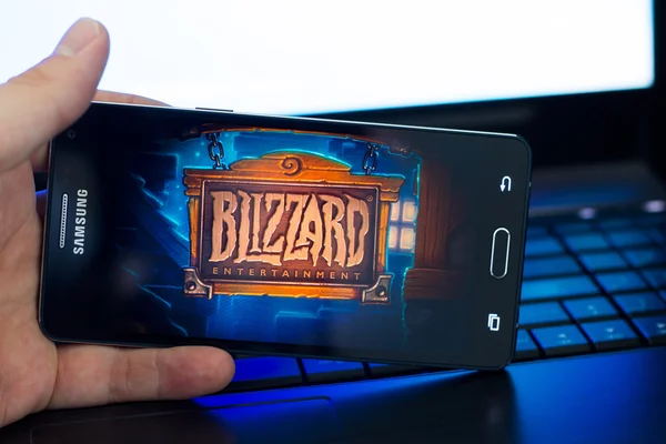 Man playing Heartstone on Samsung A5 phone. — 스톡 사진