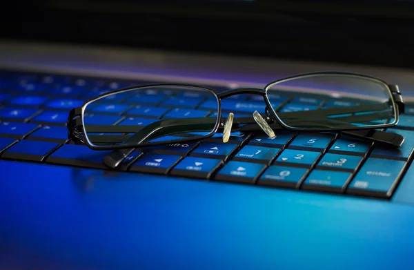 Eyeglasses on laptop keyboard. — Φωτογραφία Αρχείου