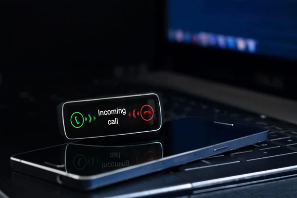 Smartwatch with "incoming call" notification on the display. — Stock Photo, Image