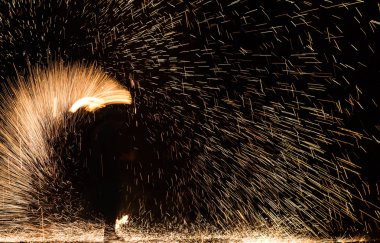 Bilinmeyen bir kişi tarafından gerçekleştirilen Show ateş. Uzun pozlama fotoğraf