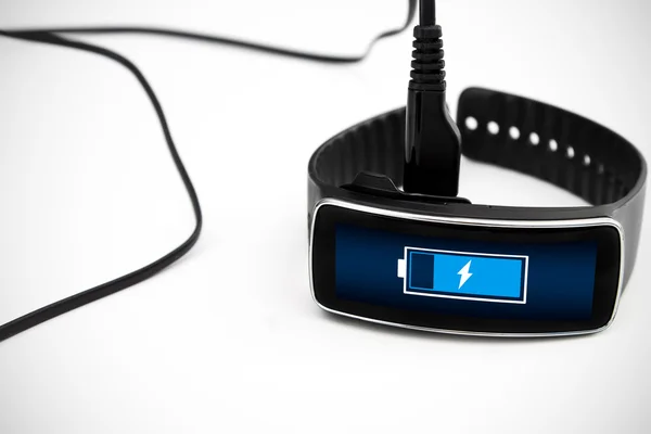 Smart Watch-klocka laddar med micro USB-kabel. Problemet med kort — Stockfoto