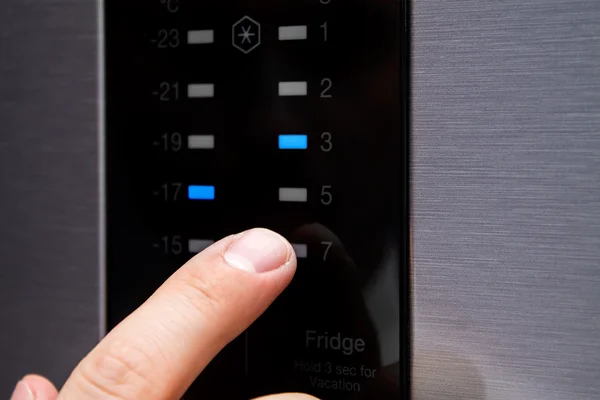 人は、タッチ パンに現代の冷蔵庫で温度を設定します。 — ストック写真