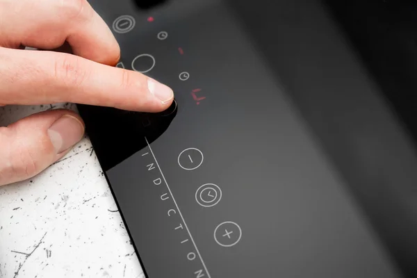 Adam modern indüksiyon Ocak üzerinde dönüyor