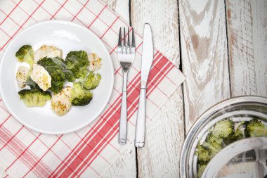 Sağlıklı gıda bir plaka üzerinde. Buhar kullanarak pişirme kavramı