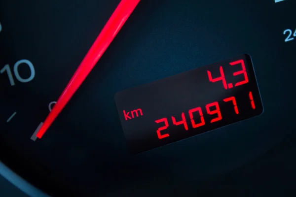 Auto met een hoge kilometerstand. Autodashboard van de in close-up — Stockfoto