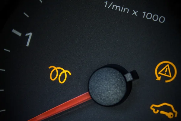 Kızdırma bujileri ışık. Araba pano portre