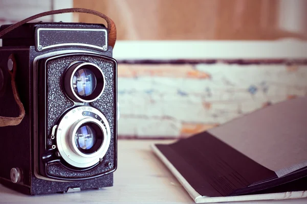 Vintage vieja cámara y álbum de fotos . —  Fotos de Stock