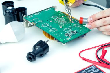 Bir havya bir atölyede kullanarak elektrikçi