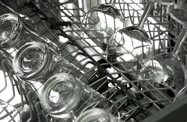 Lave-vaisselle ouvert avec ustensiles propres — Photo