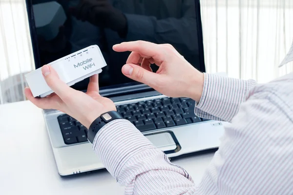 Empresario enciende el router WiFi móvil — Foto de Stock