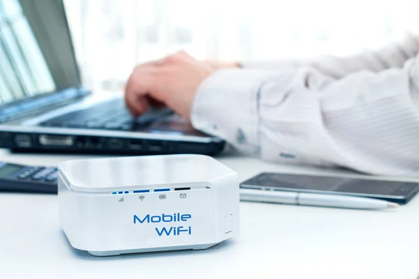 Mobiele router apparaat op de tafel en zakenman — Stockfoto