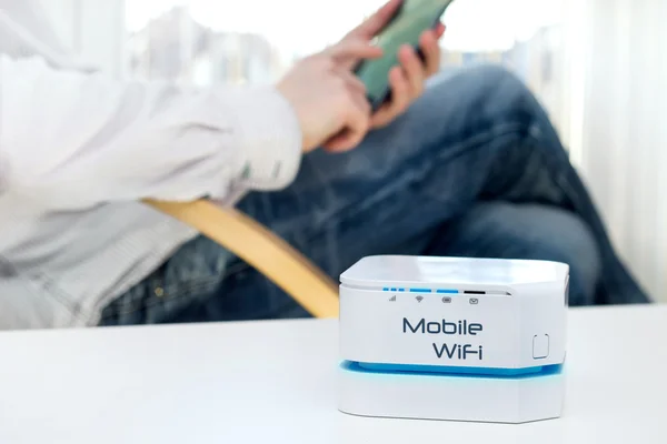 Mobile Wifi router apparaat op de tafel en zakenman — Stockfoto