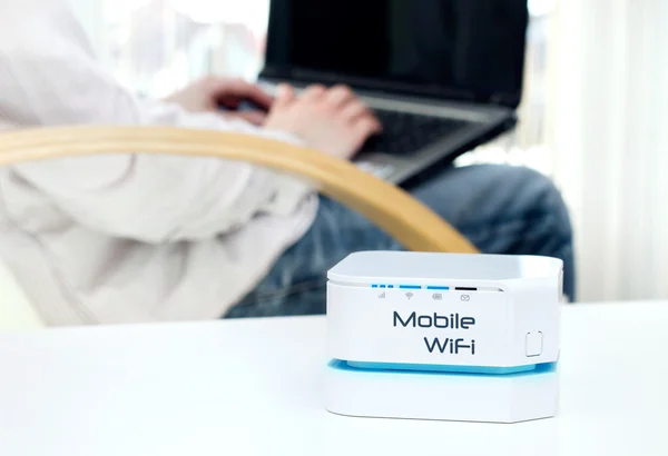 Mobile Wifi router apparaat op de tafel en zakenman — Stockfoto