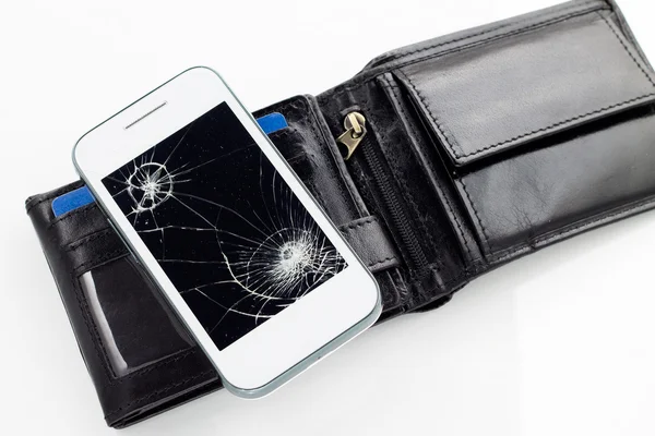 Smartphone z tłuczonego szkła i czarny skórzany portfel. — Zdjęcie stockowe