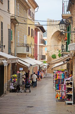 Mallorca, Balear Adaları, İspanya: Alcudia eski şehir merkezinde bir sokak