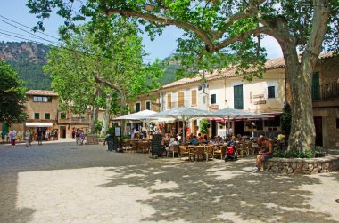 Mallorca, Balear Adaları, İspanya: Valldemossa eski şehir merkezinde açık tablolarla Restoranlar