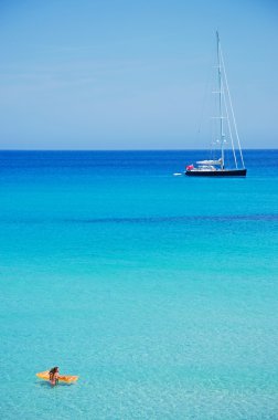 Mallorca, Balear Adaları, İspanya: bir yelkenli ve sarı sonraki içinde plaj Cala Torta, bir'Adanın kuzeydoğusunda uncrowded plajlar ile iki küçük kız