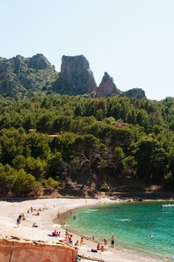 Mallorca, Balear Adaları, İspanya: Cala Tuent, Serra de Tramuntana dibinde uzak bir plaj görünümünü