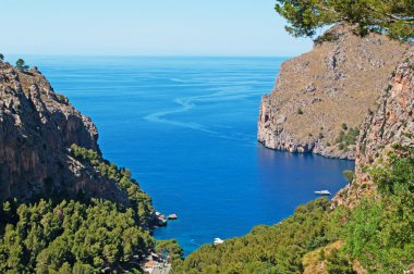 Mallorca, Balear Adaları, İspanya: bir bakış Akdeniz Cala Tuent için önde gelen dolambaçlı yol üzerinden