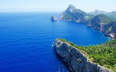 Mallorca, Balear Adaları, İspanya: Cap de Formentor, panoramik manzarasını Serra de Tramuntana dağ aralığının üst uç Akdeniz'in buluştuğu adanın kuzey ucunda