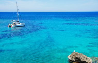 Mallorca, Balear Adaları, İspanya: Akdeniz'de Cala Torta, Adanın kuzeydoğusunda bir uncrowded Beach'de bir Katamaran