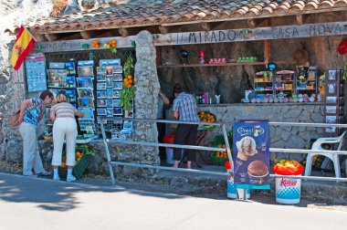 Mallorca, Balear Adaları, İspanya: Mirador de barda sa Casa Nova, Serra de Tramuntana Dağları üzerinde dolambaçlı yol Cala Tuent uzak beach üzerinde ünlü bakış açısı 